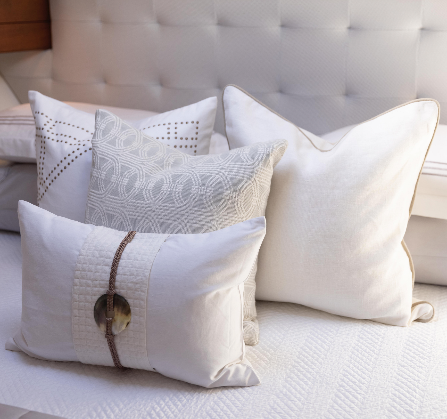 Bandhini White & Natural Piped Lounge Cushion